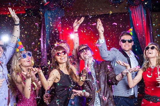 Persone che ballano in discoteca