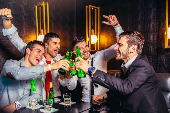 Amici durante una serata in discoteca