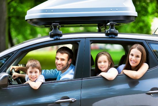 Famiglia in viaggio con bambini