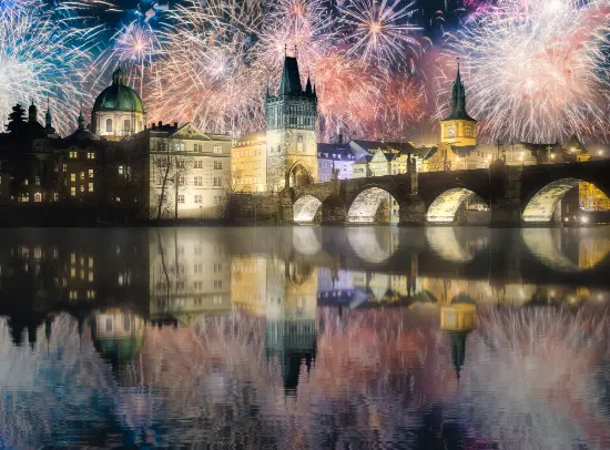 Praga illuminata a Capodanno, atmosfera perfetta per una serata tra centro storico e Moldava