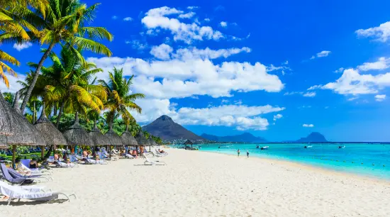 Spiaggia tropicale a Mauritius, perfetta per un Capodanno al mare tra relax e sole