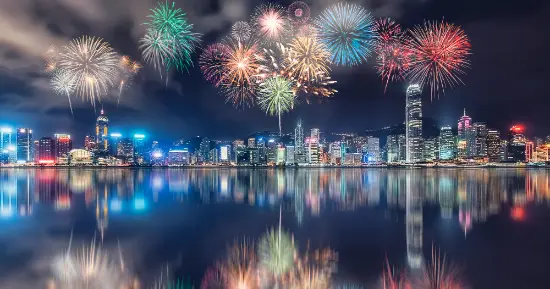 Skyline di Hong Kong illuminato di notte durante il periodo di Capodanno