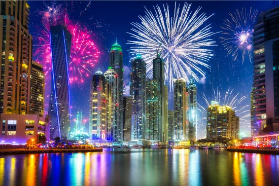 Skyline di Dubai illuminata per Capodanno, con atmosfera festiva vicino al Burj Khalifa