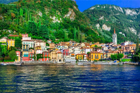 Panorama del Lago di Como con case colorate sul lungolago, ideale per Capodanno