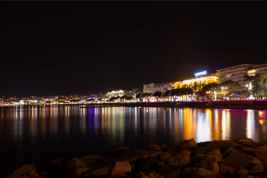 Passeggiata della Croisette a Cannes di sera