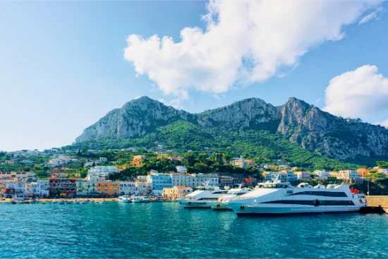 Marina di Capri con imbarcazioni