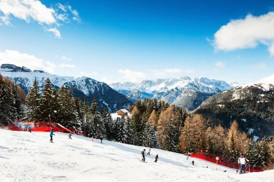 Sciatori sulle piste della Val di Fassa